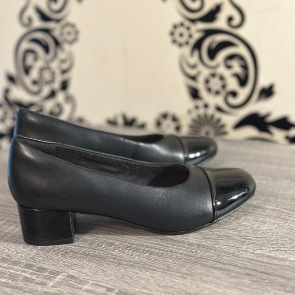 Collection Clark Black Patent Cap Toe Pumps – Size 5.5 | Classic Low Block Heel - Picture 4 of 5